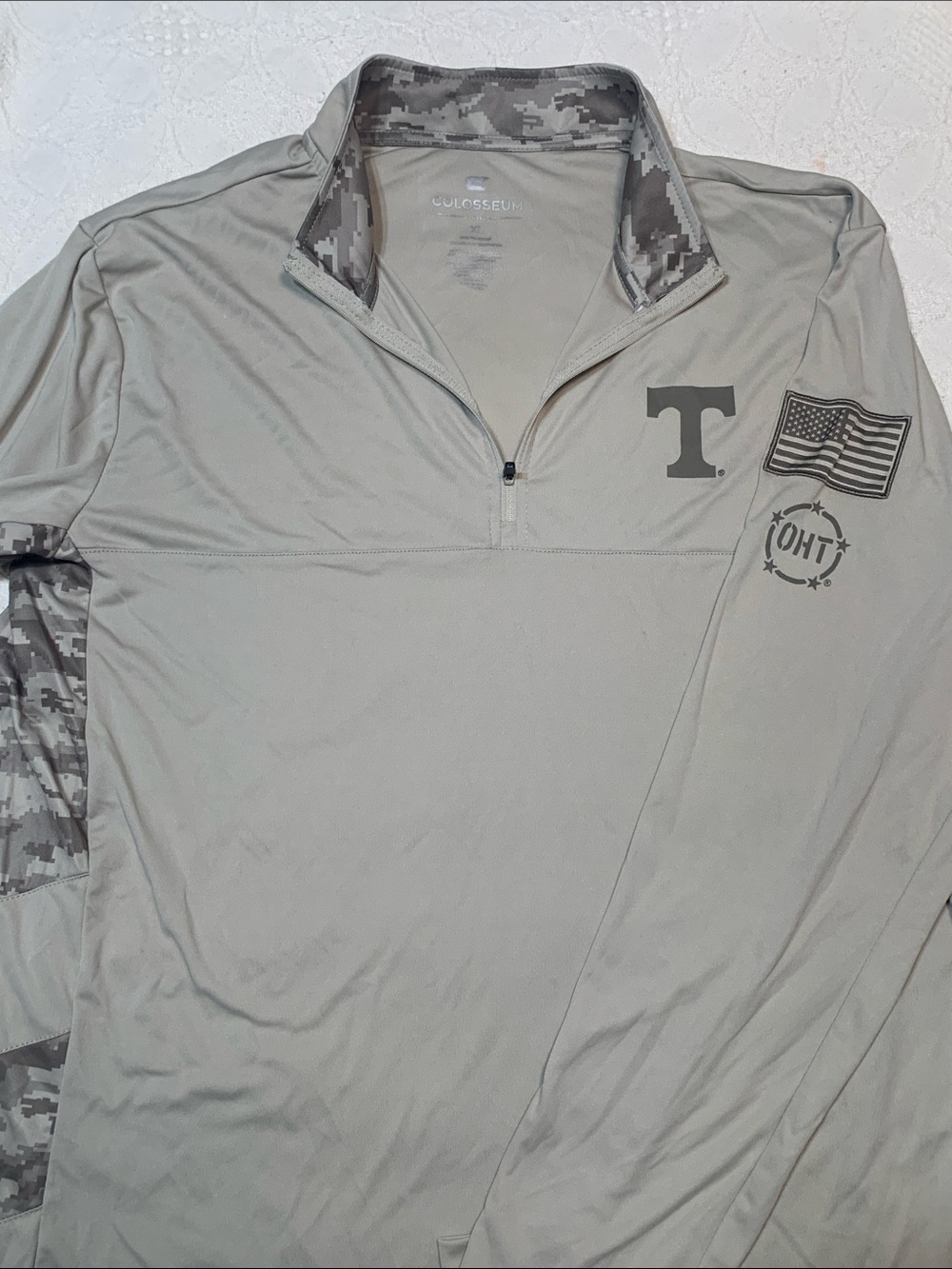 Colosseum Men's Long-Sleeve Quarter-Zip Shirt in Light Gray
